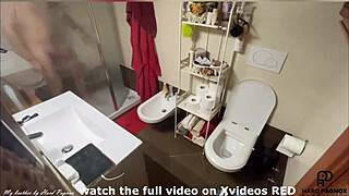 ragazzo spiato sotto la doccia mentre si masturba 😏