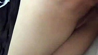 con la vecina en rico vestido de flores.