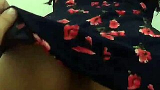 con la vecina en rico vestido de flores.