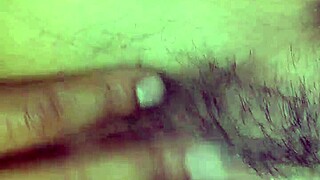 pirando no bucetão da esposa com pauzão negro e gozando nos peitos grandes