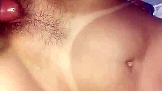 pirando no bucetão da esposa com pauzão negro e gozando nos peitos grandes