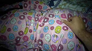 Hvorfor bliver min stedfar ved med at kneppe mig i mit soveværelse?