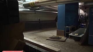 Jeny Smith se furișează goală prin coridoare pierdute în colanți