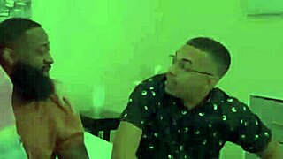 Esposa cachonda Aliya Brynn toma polla negra grande de compañero