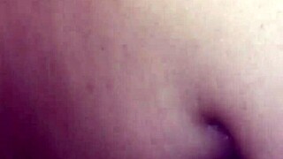 Onderdanige jonge 18+ hoer knielt om lul te slikken in langzaam echt amateur actie