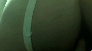 Trouwavond Latina in Kant Lingerie Geeft Haar Strakke Kont