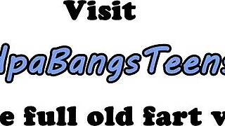 Hej, prsatá evropská kočka, dostává tvrdě od dědy, co?