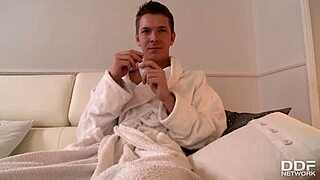 Szőke glamúr Jessie Volt vad dupla behatolásra vágyik