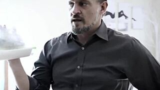 Шамарът се превръща в дива възбуда с пръсти и орален на малки 18+ цици. Гледай това интензивно близане на путка сега!