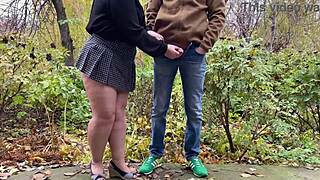 Tłusta milf w mini spódniczce ściska mojego kutasa podczas publicznego sikania.