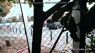 Romunska bejba vzame ogromen kurac v javno analno nabijanje