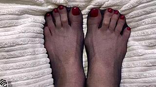 i perform a stunning foot fetish scene as liza virgin