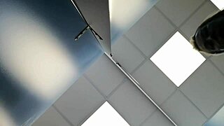 Frumoasă rusoaică își arată sânii mari în cabina de probă