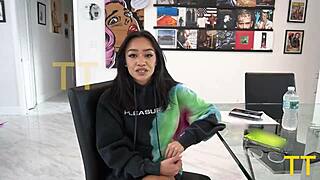 Θέλεις να στοιχηματίσεις ότι αυτή η ασιατική πόρνη παίρνει παχύ πούτσο;