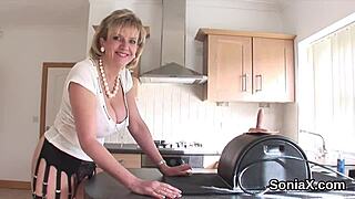 Uskoton englantilainen kypsä Sonia näyttää massiivisia tissiään.