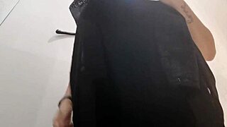 Matrigna italiana cicciona ti porta in negozio abbigliamento per provare abiti di pelle