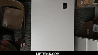 Oficial face fucks ladra jovem com pau gordo