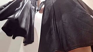 Matrigna italiana cicciona ti porta in negozio abbigliamento per provare abiti di pelle