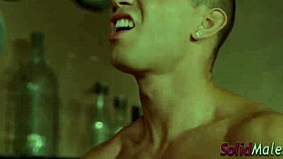 Γκέι twink παίρνει γαμήσι κώλου σε raw σκηνή