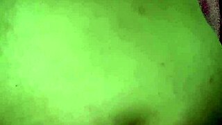 A Puta Arregaçou O Rabo Largo Com Uma Garrafa Ela Adora Uma Putaria Ousada