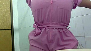 Camara Oculta Atrapa Enfermera Meando En Baño.