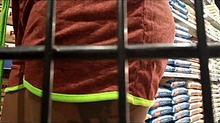 subrinnha safada no mercado levo o casado pro depozito e deu sua bucetinha