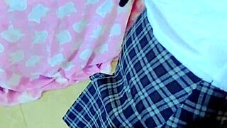 لاتينية شابة مطيعة تتبع كل تعليمات شقية