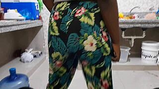 the cook invites me to play while cooking for the boss 😊