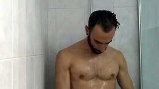 me doy una ducha con mi amigo hetero