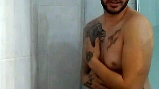 me doy una ducha con mi amigo hetero