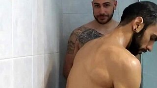 me doy una ducha con mi amigo hetero