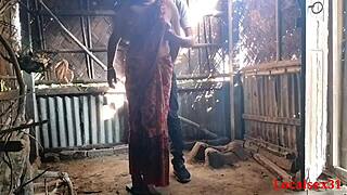 Istri Saree Merah Kasih Blowjob di Luar Ruangan