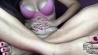 Masturbation and close-up pussy stuffing