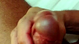 flasher masturbates for valeria suggestively