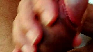 flasher masturbates for valeria suggestively