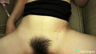 ブルネットの日本人・夏子リジマが恋人とアームチェアで毛深い激しいライド！