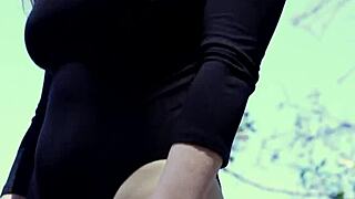 Brună superbă își tachinează țâțele mari naturale și pizda păroasă