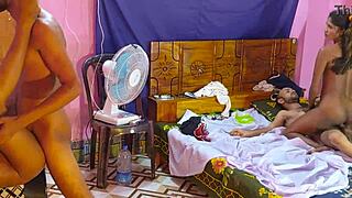 Zdieľaná bengálska manželka v divokej skupinovej šúchaní dvoch párov