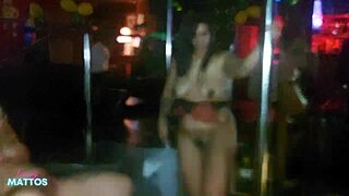 sentada na cara, mamada na rola de todo mundo na casa de swing