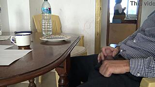 ce se întâmplă când îmi flutur pulă la mama vitregă gravidă afară?