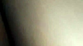 Lieve ebony huisvrouw spreidt haar ronde kutje voor de buurman. Damn, die dikke kont ziet er nat uit!