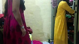 Indisk skønhed nyder vild trekant med hundestilling i hindi rolleleg video