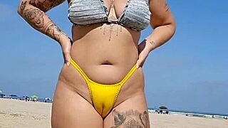 Băiat african își arată pentru o provocare de blowjob pe plajă