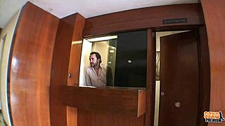 Viktoria Diamond and Toni Ribas promocionando en Duro's vencindariox trailer, Cap 5