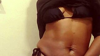 Naejae seduces me wit a strip tease befor she squirts