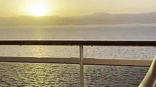 Monika Fox se masturba e goza jorrando num cruzeiro no alto mar