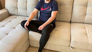 Ik werd geneukt door de vriendin van mijn stiefmoeder in een leeg huis - Russische amateur praat!