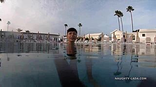 Το Διαφανές Υγρό Μαγιό Μου Λάμπει σε Δημόσια Πισίνα