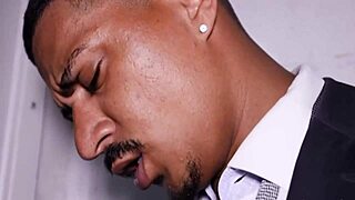 Fudendo o funcionário do banheiro com força bruta.