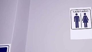 Fudendo o funcionário do banheiro com força bruta.